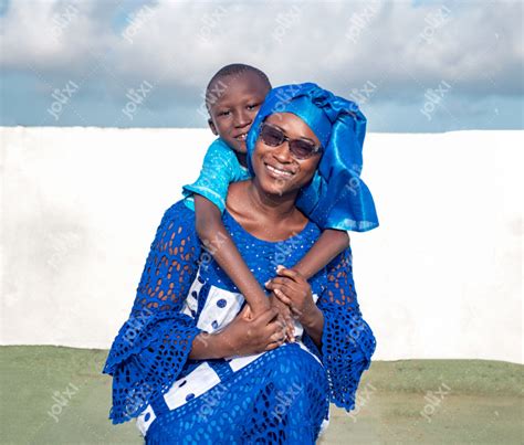 Une Maman Africaine Souriante Avec Son Enfant En Plein Air Photo The