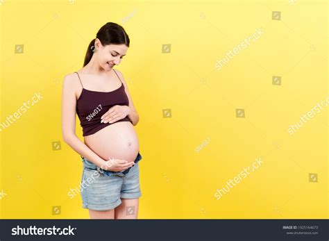 Naked Pregnant Womans Belly Wearing Opened Foto Stock