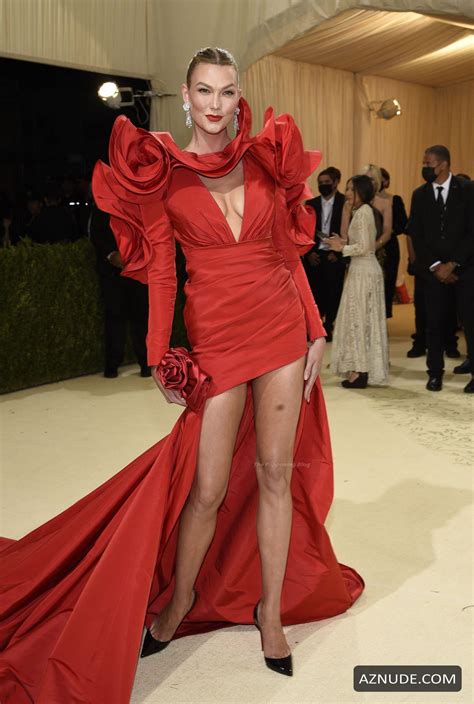 Karlie Kloss Sexy Shows Off Her Cleavage In A Red Dress At The 2021 Met
