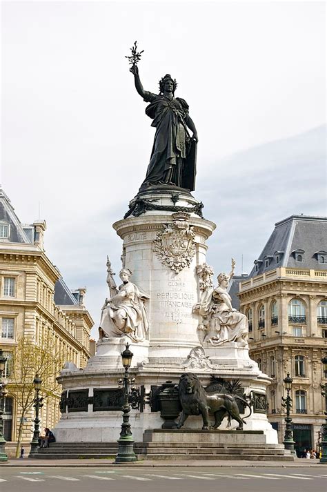 A La Gloire De La République Française Monument à La République