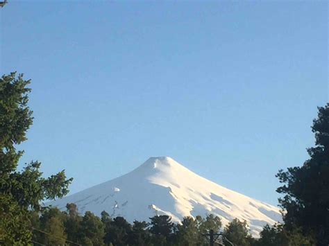 Ruka pillañ) is one of chile's most active volcanoes, rising above the lake and town of the same name, 750 km (470 mi) south of santiago. Volcan Villarrica Climb - What You Need To Know Before ...