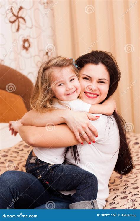 La Madre Y La Hija Se Divierten En Casa Imagen De Archivo Imagen De