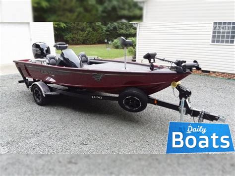 This 18' plus versatile bass and musky (muskie) aluminum fishing boat is designed to handle both shallow water and rough water conditions. Buy Lund 1875 Pro-V Bass XS | Lund 1875 Pro-V Bass XS for sale