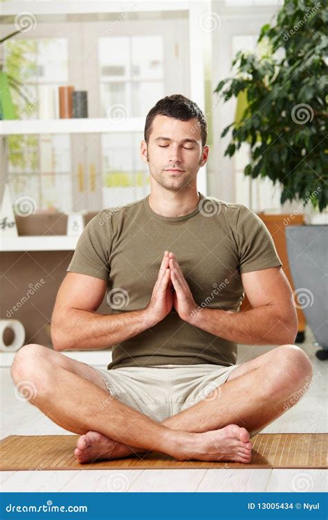 Uomo Che Fa Esercitazione Di Yoga Fotografia Stock Immagine Di