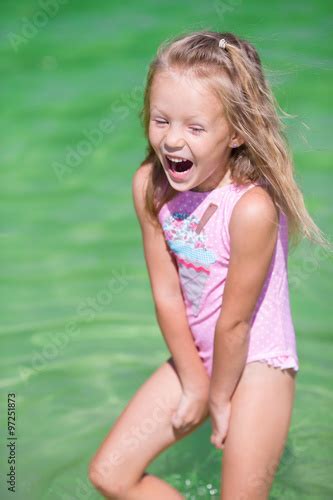 Adorable Little Girl At Beach During Summer Vacation Stockfotos Und