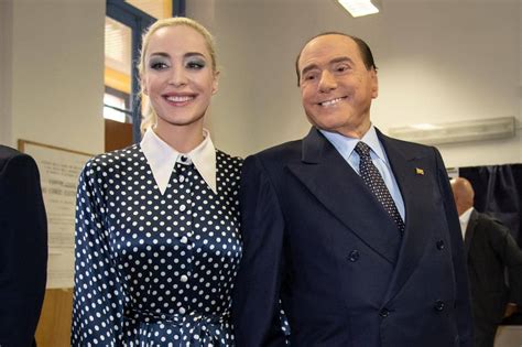 Gli Amori Di Silvio Berlusconi Le Quattro Mogli Le Fidanzate I Figli E 16 Nipoti Lunità