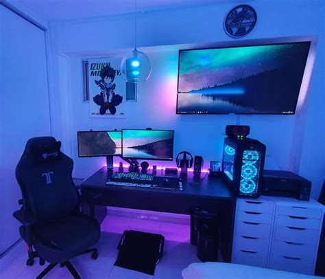 A variety of textures and snuggly blankets work together to transform this small bedroom into a comfortable retreat. Video game bedroom setup ideas | Bedroom setup, Gaming ...