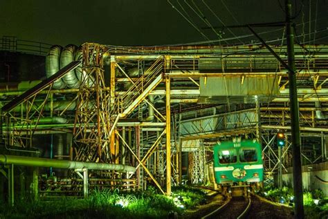 工場の中を列車が通る 工場萌え必見 岳南電車の夜景列車で工場夜景を楽しもう Naver まとめ