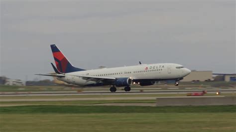 Delta 737 Bouncy Crosswind Landing Msp Youtube