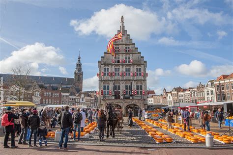 La capitale vous dépaysera avec ses canaux et ses musées prestigieux. Pays-Bas : Gouda, l'autre pays du fromage : Idées week end ...