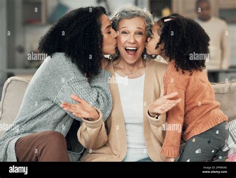 Retrato Beso Y Abuela Con Niña Y Mujer En Un Sofá Sonrisa Y Feliz En Casa De La Familia Juntos
