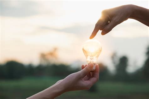 Innovation Et Concept énergétique De La Main Tenir Une Ampoule Photo