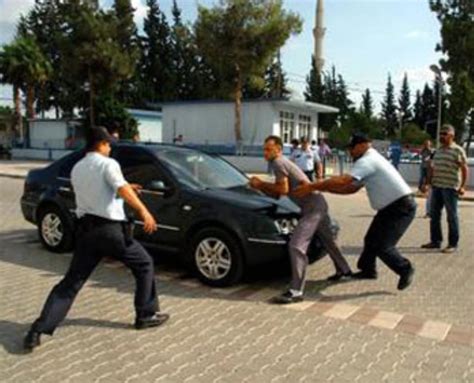 Adana Emniyet Müdürlüğü Önünde Otomobilini Yakmaya Çalıştı Son Dakika