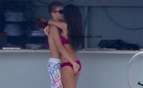 Justin Bieber Kiss With Selena Gomez All About Photo