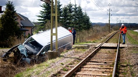 En allvarligt skadad i krock mellan tåg och bil - P4 Halland | Sveriges