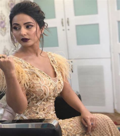 Hina Khan Hot And Bold Style Show In Star Parivaar Awards Show 2018 Hina Khan Hot And Bold