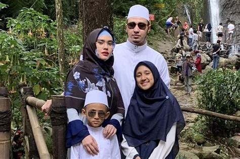 Kartika putri dan suaminya, habib usman bin yahya pun telah memberikan nama yang indah untuk buah hati tercintanya itu. Larang Anaknya untuk Berdandan, Kartika Putri Malah Ubah ...