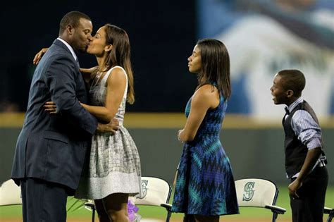 The Kid Returns Ken Griffey Jr Enshrined In Mariners Hall Of Fame