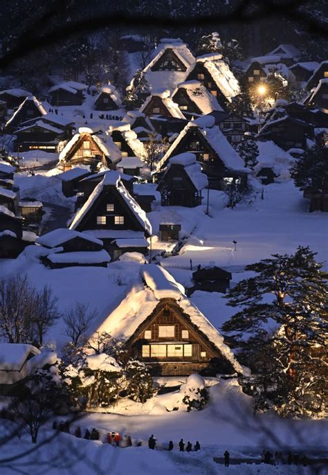 雪の白川郷ともす ライトアップ始まる 岐阜・白川村