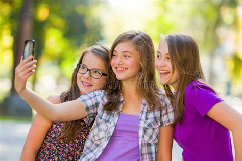 Adolescentes Prenant Le Selfie En Parc Image Stock Image Du Adolescents Projectile 45414579