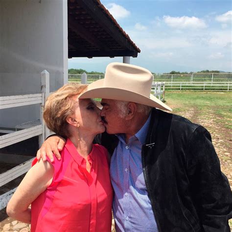 Vicente fernandez joven en vivo foto de vicente fernández besando a una joven desata polémica foto. Vicente Fernández y Doña Cuquita, un amor que nació en ...