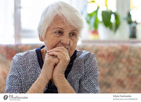 Porträt Einer älteren Frau In Einem Zustand Der Sorge Zu Hause Ein Lizenzfreies Stock Foto Von