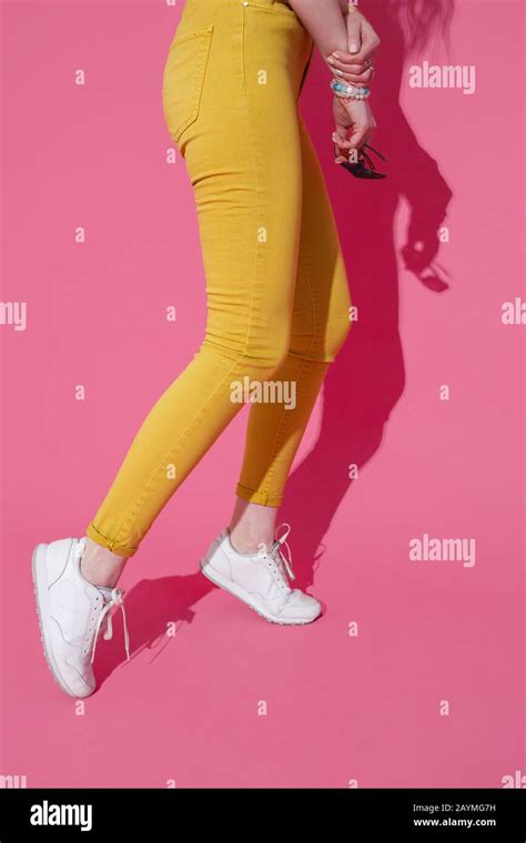 Mädchen Enge Jeans Fotos Und Bildmaterial In Hoher Auflösung Seite 2 Alamy