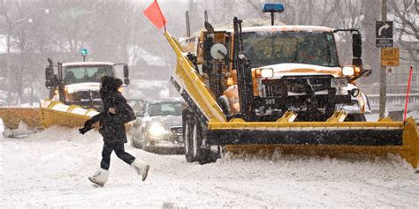 toronto handled yesterday s snowstorm with true canadian spirit photos narcity