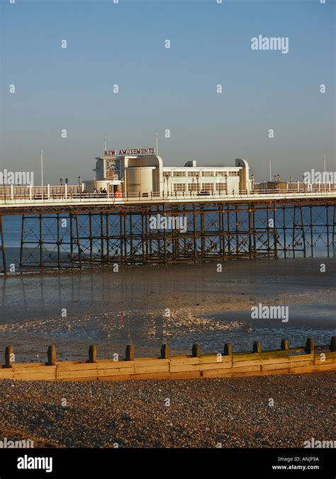 Worthing Seafront High Resolution Stock Photography And Images Alamy