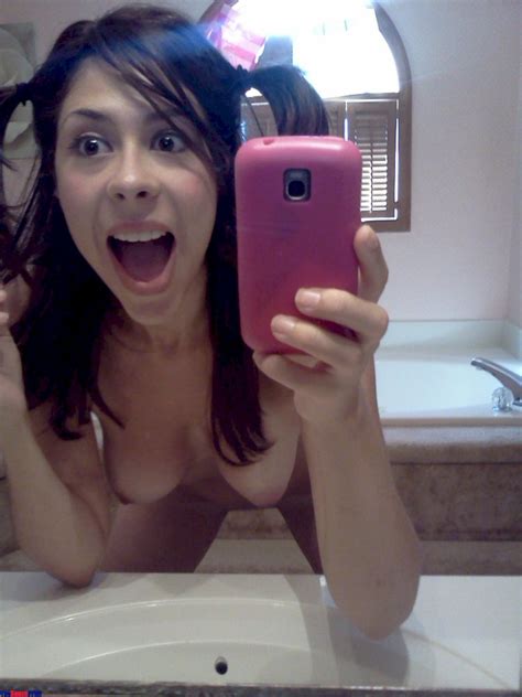 Silly And Sexy Latina Gf Posing Nude Shesfreaky