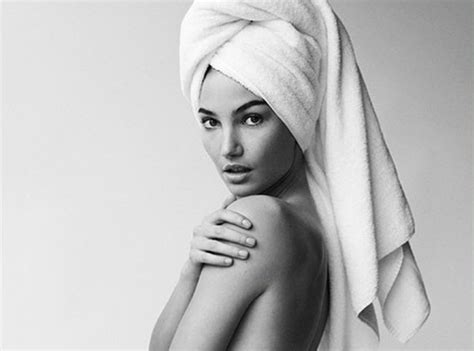 mode lily aldridge a son tour de poser nue pour la série towel de mario testino