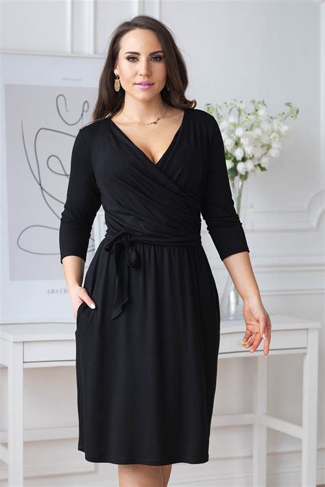 Czarna sukienka z kopertowym dekoltem w dużych rozmiarach w XL KA