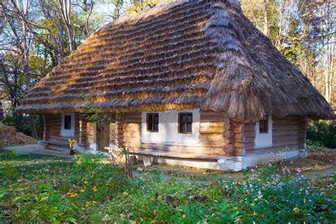 Historical Country Wooden Hut With Thatched Roof — Stock Photo