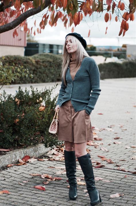 The Autumn Way Of Styling Shorts And Boots Style Short Styles Fashion