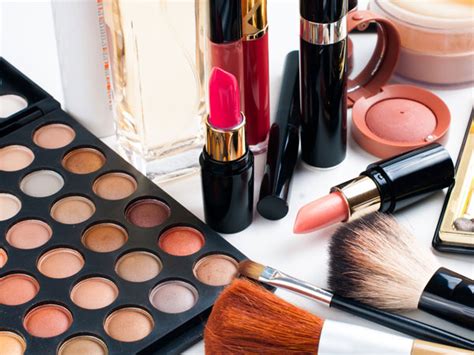 Side Effects Of Expired Make-Up Products - Boldsky.com