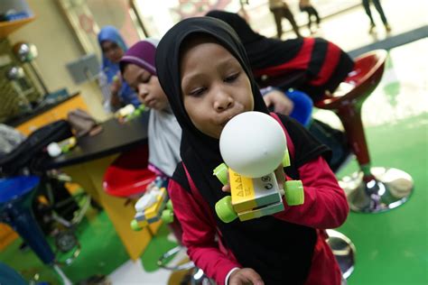 Menurut kamus dewan, 'modal' bermaksud sesuatu yang digunakan untuk mendapatkan /mencapai sesuatu. BICARA MENTERI: MEMBUDAYAKAN SAINS, TEKNOLOGI DAN INOVASI ...