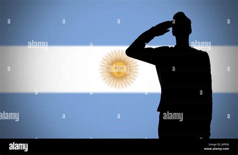 Silueta De Un Soldado Saludando Contra La Bandera Argentina Fotografía