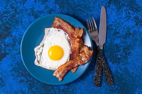 Desayuno Inglés Huevos Fritos Salchichas Calabacín Y Pimientos