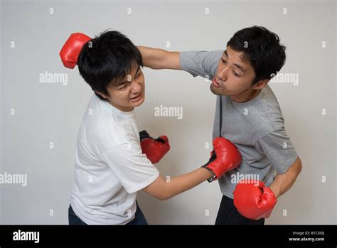 Dos Jovenes Peleando Fotografía De Stock Alamy