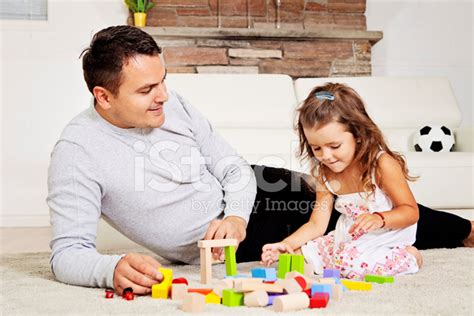 Foto De Stock Padre E Hija Jugando Con Bloques Libre De Derechos