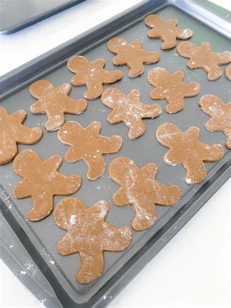 Make royal icing by combining 1 tablespoon meringue powder with 2 cups powdered sugar and separate icing into batches and tint with food coloring. Archway Iced Gingerbread Man Cookies : Archway Iced Gingerbread Cookies Review - Just the aroma ...