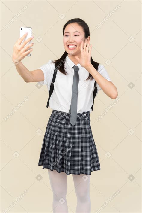 Photo de Écolière asiatique faisant un selfie