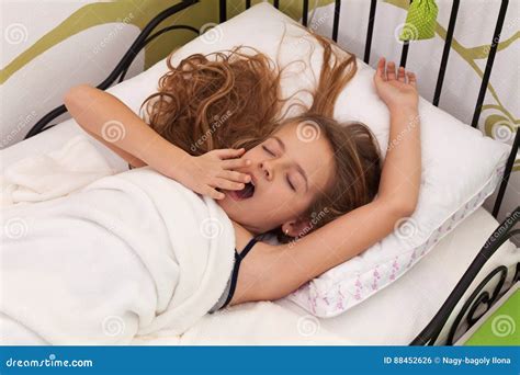 jeune fille se réveillant dans son lit photo stock image du frais bras 88452626