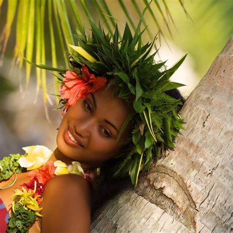 Beautiful Tahitian Woman Vahine Donne Fiori