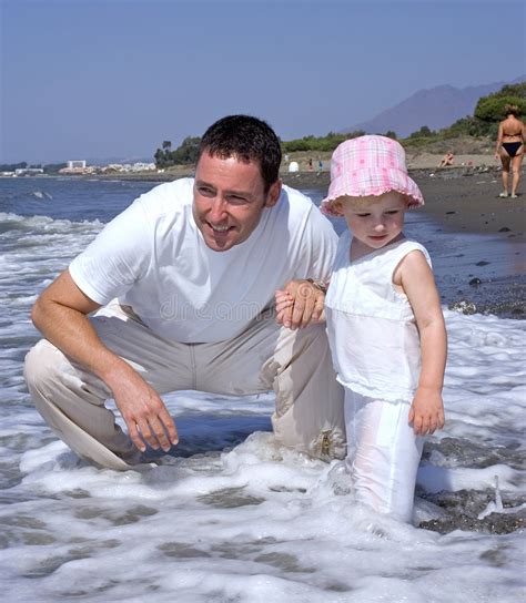 Padre E Hija Jovenes En La Playa El Vacaciones Foto De