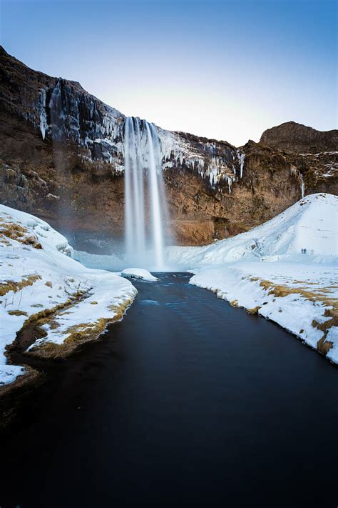 눈 코팅 계단식 갈색 바위 폭포와 강 사진 아이슬란드 아이슬란드 Seljalandsfoss 폭포 아이슬란드 눈 코팅