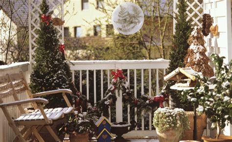 Prima di cominciare a decorare la casa per natale, è importante avere in mente i colori che si vogliono utilizzare. Come decorare il balcone per Natale e farlo risplendere ...