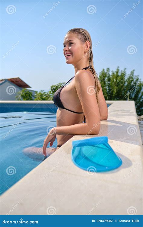 Una Donna Sexy In Bikini Con Un Corpo Sottile E Snello Al Sole Sta