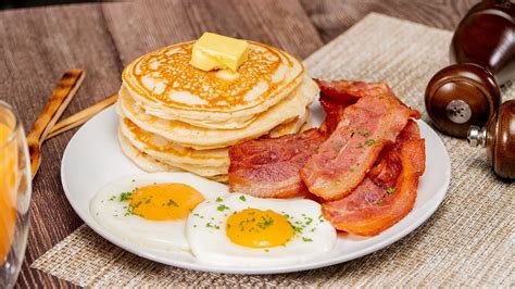 Quick And Easy Classic Sunny Side Up Eggs With Bacon And Pancakes