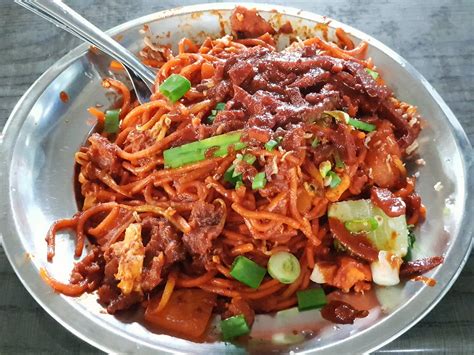 Check out the making of this most famous hameed 'pata' special mee sotong at esplanade park, padang kota lama in penang. 青蛙生活点滴 Froggy's Bits of Life: 印度炒鱿鱼面 Mee Sotong Goreng ...